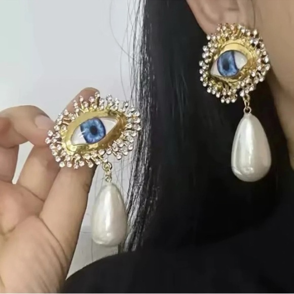 Baroque Guardian Tear Magic Eyes Crystal Pearl Earrings - Picture 3 of 6